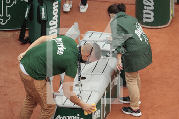 2020-10-05 - Assistant cleaned the seats of players from water and Covid19 during the Roland Garros 2020, Grand Slam tennis tournament, on October 5, 2020 at Roland Garros stadium in Paris, France - Photo Stephane Allaman / DPPI - ROLAND GARROS 2020, GRAND SLAM TOURNAMENT - INTERNATIONALS - TENNIS