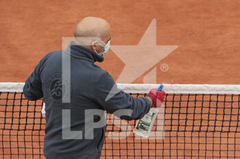 2020-10-05 - Gardner assistant of net cleaned the net on Suzanne Lenglen stadium during the Roland Garros 2020, Grand Slam tennis tournament, on October 5, 2020 at Roland Garros stadium in Paris, France - Photo Stephane Allaman / DPPI - ROLAND GARROS 2020, GRAND SLAM TOURNAMENT - INTERNATIONALS - TENNIS