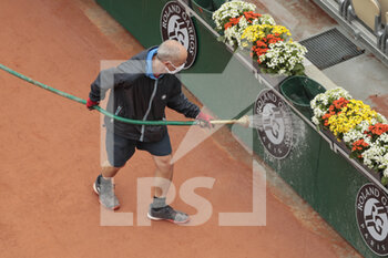 2020-10-05 - Gardner assistant of Suzanne Lenglen stadium cleaned up the advertisings by water jet the during the Roland Garros 2020, Grand Slam tennis tournament, on October 5, 2020 at Roland Garros stadium in Paris, France - Photo Stephane Allaman / DPPI - ROLAND GARROS 2020, GRAND SLAM TOURNAMENT - INTERNATIONALS - TENNIS