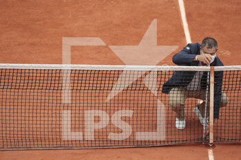 2020-10-05 - The referee checks the height of the net before starting a match on Suzanne Lenglen stadium during the Roland Garros 2020, Grand Slam tennis tournament, on October 5, 2020 at Roland Garros stadium in Paris, France - Photo Stephane Allaman / DPPI - ROLAND GARROS 2020, GRAND SLAM TOURNAMENT - INTERNATIONALS - TENNIS