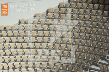 2020-10-05 - Empty corner seats inside Philippe Chatrier stadium during the Roland Garros 2020, Grand Slam tennis tournament, on October 5, 2020 at Roland Garros stadium in Paris, France - Photo Stephane Allaman / DPPI - ROLAND GARROS 2020, GRAND SLAM TOURNAMENT - INTERNATIONALS - TENNIS