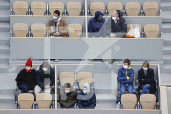 2020-10-05 - The spectators and supporters are dressed as in winter equipped with caps, scarves, jackets, folded up on themselves seized by the cold and wet wind inside Philippe Chatrier stadium during the Roland Garros 2020, Grand Slam tennis tournament, on October 5, 2020 at Roland Garros stadium in Paris, France - Photo Stephane Allaman / DPPI - ROLAND GARROS 2020, GRAND SLAM TOURNAMENT - INTERNATIONALS - TENNIS