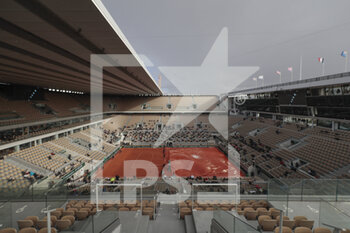 2020-10-05 - The rooftop Philippe Chatrier stadium is closing during the Roland Garros 2020, Grand Slam tennis tournament, on October 5, 2020 at Roland Garros stadium in Paris, France - Photo Stephane Allaman / DPPI - ROLAND GARROS 2020, GRAND SLAM TOURNAMENT - INTERNATIONALS - TENNIS
