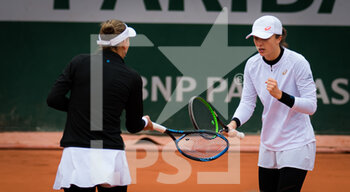 2020-10-05 - Iga Swiatek of Poland and Nicole Melichar of the United States in action during the third doubles round at the Roland Garros 2020, Grand Slam tennis tournament, on October 5, 2020 at Roland Garros stadium in Paris, France - Photo Rob Prange / Spain DPPI / DPPI - ROLAND GARROS 2020, GRAND SLAM TOURNAMENT - INTERNATIONALS - TENNIS