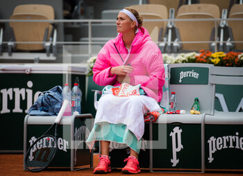 2020-10-05 - Petra Kvitova of the Czech Republic in action against Shuai Zhang of China during the fourth round at the Roland Garros 2020, Grand Slam tennis tournament, on October 5, 2020 at Roland Garros stadium in Paris, France - Photo Rob Prange / Spain DPPI / DPPI - ROLAND GARROS 2020, GRAND SLAM TOURNAMENT - INTERNATIONALS - TENNIS