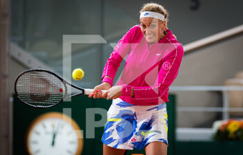 2020-10-05 - Petra Kvitova of the Czech Republic in action against Shuai Zhang of China during the fourth round at the Roland Garros 2020, Grand Slam tennis tournament, on October 5, 2020 at Roland Garros stadium in Paris, France - Photo Rob Prange / Spain DPPI / DPPI - ROLAND GARROS 2020, GRAND SLAM TOURNAMENT - INTERNATIONALS - TENNIS