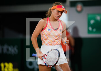 2020-10-05 - Sofia Kenin of the United States in action against Fiona Ferro of France during the fourth round at the Roland Garros 2020, Grand Slam tennis tournament, on October 5, 2020 at Roland Garros stadium in Paris, France - Photo Rob Prange / Spain DPPI / DPPI - ROLAND GARROS 2020, GRAND SLAM TOURNAMENT - INTERNATIONALS - TENNIS