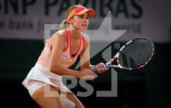 2020-10-05 - Sofia Kenin of the United States in action against Fiona Ferro of France during the fourth round at the Roland Garros 2020, Grand Slam tennis tournament, on October 5, 2020 at Roland Garros stadium in Paris, France - Photo Rob Prange / Spain DPPI / DPPI - ROLAND GARROS 2020, GRAND SLAM TOURNAMENT - INTERNATIONALS - TENNIS