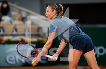 2020-10-05 - Fiona Ferro of France in action against Sofia Kenin of the United States during the fourth round at the Roland Garros 2020, Grand Slam tennis tournament, on October 5, 2020 at Roland Garros stadium in Paris, France - Photo Rob Prange / Spain DPPI / DPPI - ROLAND GARROS 2020, GRAND SLAM TOURNAMENT - INTERNATIONALS - TENNIS