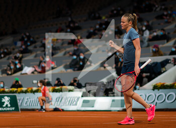 2020-10-05 - Fiona Ferro of France in action against Sofia Kenin of the United States during the fourth round at the Roland Garros 2020, Grand Slam tennis tournament, on October 5, 2020 at Roland Garros stadium in Paris, France - Photo Rob Prange / Spain DPPI / DPPI - ROLAND GARROS 2020, GRAND SLAM TOURNAMENT - INTERNATIONALS - TENNIS