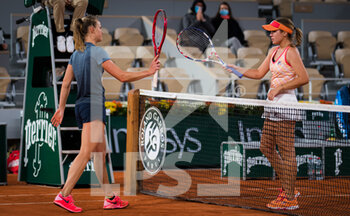 2020-10-05 - Fiona Ferro of France and Sofia Kenin of the United States at the net during the fourth round at the Roland Garros 2020, Grand Slam tennis tournament, on October 5, 2020 at Roland Garros stadium in Paris, France - Photo Rob Prange / Spain DPPI / DPPI - ROLAND GARROS 2020, GRAND SLAM TOURNAMENT - INTERNATIONALS - TENNIS