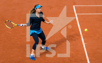 2020-10-06 - Danielle Collins of the United States in action against Ons Jabeur of Tunisia during the quarter-finals at the Roland Garros 2020, Grand Slam tennis tournament, on October 6, 2020 at Roland Garros stadium in Paris, France - Photo Rob Prange / Spain DPPI / DPPI - QUARTER-FINALS AT THE ROLAND GARROS 2020 - INTERNATIONALS - TENNIS