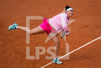 2020-10-06 - Ons Jabeur of Tunisia in action against Danielle Collins of the United States during the quarter-finals at the Roland Garros 2020, Grand Slam tennis tournament, on October 6, 2020 at Roland Garros stadium in Paris, France - Photo Rob Prange / Spain DPPI / DPPI - QUARTER-FINALS AT THE ROLAND GARROS 2020 - INTERNATIONALS - TENNIS