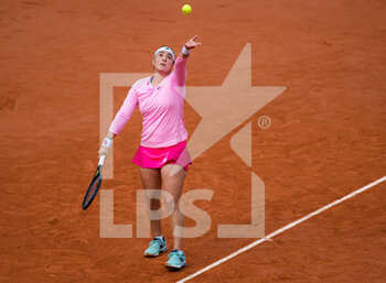2020-10-06 - Ons Jabeur of Tunisia in action against Danielle Collins of the United States during the quarter-finals at the Roland Garros 2020, Grand Slam tennis tournament, on October 6, 2020 at Roland Garros stadium in Paris, France - Photo Rob Prange / Spain DPPI / DPPI - QUARTER-FINALS AT THE ROLAND GARROS 2020 - INTERNATIONALS - TENNIS