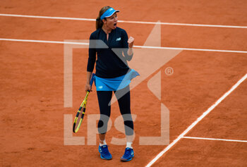 2020-10-06 - Danielle Collins of the United States in action against Ons Jabeur of Tunisia during the quarter-finals at the Roland Garros 2020, Grand Slam tennis tournament, on October 6, 2020 at Roland Garros stadium in Paris, France - Photo Rob Prange / Spain DPPI / DPPI - QUARTER-FINALS AT THE ROLAND GARROS 2020 - INTERNATIONALS - TENNIS