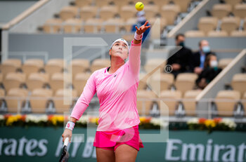 2020-10-06 - Ons Jabeur of Tunisia in action against Danielle Collins of the United States during the fourth round at the Roland Garros 2020, Grand Slam tennis tournament, on October 6, 2020 at Roland Garros stadium in Paris, France - Photo Rob Prange / Spain DPPI / DPPI - QUARTER-FINALS AT THE ROLAND GARROS 2020 - INTERNATIONALS - TENNIS