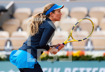 2020-10-06 - Danielle Collins of the United States in action against Ons Jabeur of Tunisia during the fourth round at the Roland Garros 2020, Grand Slam tennis tournament, on October 6, 2020 at Roland Garros stadium in Paris, France - Photo Rob Prange / Spain DPPI / DPPI - QUARTER-FINALS AT THE ROLAND GARROS 2020 - INTERNATIONALS - TENNIS