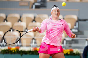 2020-10-06 - Ons Jabeur of Tunisia in action against Danielle Collins of the United States during the fourth round at the Roland Garros 2020, Grand Slam tennis tournament, on October 6, 2020 at Roland Garros stadium in Paris, France - Photo Rob Prange / Spain DPPI / DPPI - QUARTER-FINALS AT THE ROLAND GARROS 2020 - INTERNATIONALS - TENNIS