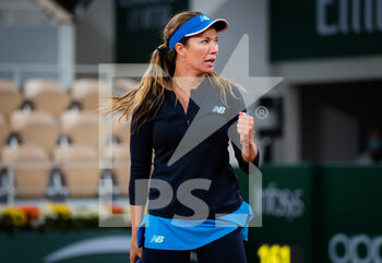 2020-10-06 - Danielle Collins of the United States in action against Ons Jabeur of Tunisia during the fourth round at the Roland Garros 2020, Grand Slam tennis tournament, on October 6, 2020 at Roland Garros stadium in Paris, France - Photo Rob Prange / Spain DPPI / DPPI - QUARTER-FINALS AT THE ROLAND GARROS 2020 - INTERNATIONALS - TENNIS