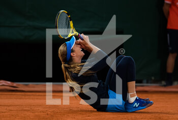 2020-10-06 - Danielle Collins of the United States celebrates after winning against Ons Jabeur of Tunisia during the fourth round at the Roland Garros 2020, Grand Slam tennis tournament, on October 6, 2020 at Roland Garros stadium in Paris, France - Photo Rob Prange / Spain DPPI / DPPI - QUARTER-FINALS AT THE ROLAND GARROS 2020 - INTERNATIONALS - TENNIS