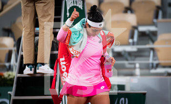 2020-10-06 - Ons Jabeur of Tunisia after losing against Danielle Collins of the United States during the fourth round at the Roland Garros 2020, Grand Slam tennis tournament, on October 6, 2020 at Roland Garros stadium in Paris, France - Photo Rob Prange / Spain DPPI / DPPI - QUARTER-FINALS AT THE ROLAND GARROS 2020 - INTERNATIONALS - TENNIS