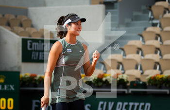 2020-10-07 - Shuko Aoyama and Ena Shibahara of Japan in action during the doubles quarter-final of the Roland Garros 2020, Grand Slam tennis tournament, on October 7, 2020 at Roland Garros stadium in Paris, France - Photo Rob Prange / Spain DPPI / DPPI - QUARTER-FINAL OF THE ROLAND GARROS 2020, GRAND SLAM - INTERNATIONALS - TENNIS