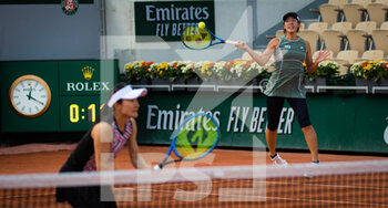 2020-10-07 - Shuko Aoyama and Ena Shibahara of Japan in action during the doubles quarter-final of the Roland Garros 2020, Grand Slam tennis tournament, on October 7, 2020 at Roland Garros stadium in Paris, France - Photo Rob Prange / Spain DPPI / DPPI - QUARTER-FINAL OF THE ROLAND GARROS 2020, GRAND SLAM - INTERNATIONALS - TENNIS