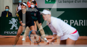 2020-10-07 - Desirae Krawczyk of the United States and Alexa Guarachi of Chile in action during the doubles quarter-final at the Roland Garros 2020, Grand Slam tennis tournament, on October 7, 2020 at Roland Garros stadium in Paris, France - Photo Rob Prange / Spain DPPI / DPPI - QUARTER-FINAL OF THE ROLAND GARROS 2020, GRAND SLAM - INTERNATIONALS - TENNIS