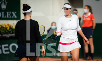 2020-10-07 - Desirae Krawczyk of the United States and Alexa Guarachi of Chile in action during the doubles quarter-final at the Roland Garros 2020, Grand Slam tennis tournament, on October 7, 2020 at Roland Garros stadium in Paris, France - Photo Rob Prange / Spain DPPI / DPPI - QUARTER-FINAL OF THE ROLAND GARROS 2020, GRAND SLAM - INTERNATIONALS - TENNIS