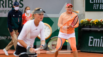 2020-10-09 - Kristina Mladenovic of France and Timea Babos of Hungary in action during the doubles semi-final of the Roland Garros 2020, Grand Slam tennis tournament, on October 9, 2020 at Roland Garros stadium in Paris, France - Photo Rob Prange / Spain DPPI / DPPI - ROLAND GARROS 2020, GRAND SLAM TOURNAMENT - INTERNATIONALS - TENNIS
