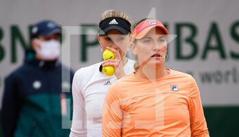 2020-10-09 - Kristina Mladenovic of France and Timea Babos of Hungary in action during the doubles semi-final of the Roland Garros 2020, Grand Slam tennis tournament, on October 9, 2020 at Roland Garros stadium in Paris, France - Photo Rob Prange / Spain DPPI / DPPI - ROLAND GARROS 2020, GRAND SLAM TOURNAMENT - INTERNATIONALS - TENNIS