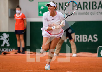 2020-10-09 - Alexa Guarachi of Chile in action during the doubles semi-final of the Roland Garros 2020, Grand Slam tennis tournament, on October 9, 2020 at Roland Garros stadium in Paris, France - Photo Rob Prange / Spain DPPI / DPPI - ROLAND GARROS 2020, GRAND SLAM TOURNAMENT - INTERNATIONALS - TENNIS