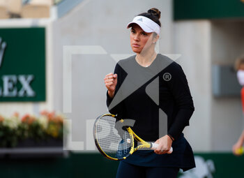 2020-10-09 - Desirae Krawczyk of the United States in action during the doubles semi-final of the Roland Garros 2020, Grand Slam tennis tournament, on October 9, 2020 at Roland Garros stadium in Paris, France - Photo Rob Prange / Spain DPPI / DPPI - ROLAND GARROS 2020, GRAND SLAM TOURNAMENT - INTERNATIONALS - TENNIS