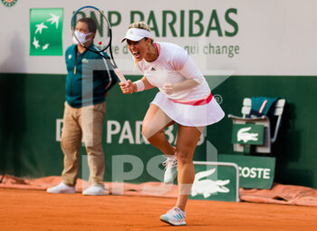 2020-10-09 - Alexa Guarachi of Chile in action during the doubles semi-final of the Roland Garros 2020, Grand Slam tennis tournament, on October 9, 2020 at Roland Garros stadium in Paris, France - Photo Rob Prange / Spain DPPI / DPPI - ROLAND GARROS 2020, GRAND SLAM TOURNAMENT - INTERNATIONALS - TENNIS