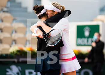 2020-10-09 - Alexa Guarachi of Chile and Desirae Krawczyk of the United States in action during the doubles semi-final of the Roland Garros 2020, Grand Slam tennis tournament, on October 9, 2020 at Roland Garros stadium in Paris, France - Photo Rob Prange / Spain DPPI / DPPI - ROLAND GARROS 2020, GRAND SLAM TOURNAMENT - INTERNATIONALS - TENNIS