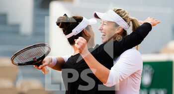 2020-10-09 - Alexa Guarachi of Chile and Desirae Krawczyk of the United States in action during the doubles semi-final of the Roland Garros 2020, Grand Slam tennis tournament, on October 9, 2020 at Roland Garros stadium in Paris, France - Photo Rob Prange / Spain DPPI / DPPI - ROLAND GARROS 2020, GRAND SLAM TOURNAMENT - INTERNATIONALS - TENNIS