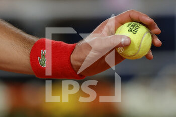 2020-10-09 - NOVAKDJOKOVIC (SRB) with the official Wilson tennis ball in hand to serve during the Roland Garros 2020, Grand Slam tennis tournament, on October 9, 2020 at Roland Garros stadium in Paris, France - Photo Stephane Allaman / DPPI - ROLAND GARROS 2020, GRAND SLAM TOURNAMENT - INTERNATIONALS - TENNIS