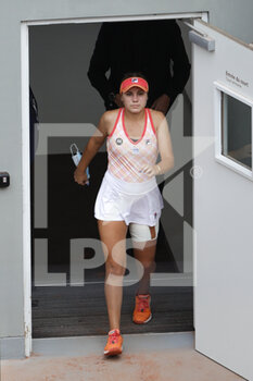 2020-10-10 - Sofia KENIN (USA) received cares by strapping her left thigh and returned to play on the clay of Philippe Chatrier stadium during the Roland Garros 2020, Grand Slam tennis tournament, women single final, on October 10, 2020 at Roland Garros stadium in Paris, France - Photo Stephane Allaman / DPPI - ROLAND GARROS 2020 - GRAND SLAM TOURNAMENT - WOMEN SINGLE FINAL - INTERNATIONALS - TENNIS