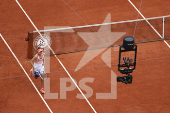 2020-10-10 - Sofia KENIN (USA) received cares by strapping her left thigh and returned to play on the clay of Philippe Chatrier stadium during the Roland Garros 2020, Grand Slam tennis tournament, women single final, on October 10, 2020 at Roland Garros stadium in Paris, France - Photo Stephane Allaman / DPPI - ROLAND GARROS 2020 - GRAND SLAM TOURNAMENT - WOMEN SINGLE FINAL - INTERNATIONALS - TENNIS