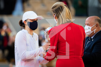 2020-10-10 - Iga Swiatek of Poland with the champions trophy given by Mary Pierce after winning against Sofia Kenin of the United States the final of the Roland Garros 2020, Grand Slam tennis tournament, on October 10, 2020 at Roland Garros stadium in Paris, France - Photo Rob Prange / Spain DPPI / DPPI - ROLAND GARROS 2020 - GRAND SLAM TOURNAMENT - WOMEN SINGLE FINAL - INTERNATIONALS - TENNIS