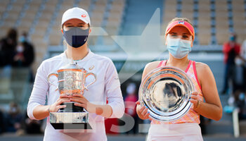 2020-10-10 - Iga Swiatek of Poland with the champions trophy and Sofia Kenin of the United States with the final trophy after the final of the Roland Garros 2020, Grand Slam tennis tournament, on October 10, 2020 at Roland Garros stadium in Paris, France - Photo Rob Prange / Spain DPPI / DPPI - ROLAND GARROS 2020 - GRAND SLAM TOURNAMENT - WOMEN SINGLE FINAL - INTERNATIONALS - TENNIS