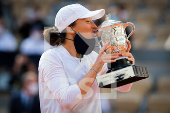 2020-10-10 - Iga Swiatek of Poland with the champions trophy after winning against Sofia Kenin of the United States the final of the Roland Garros 2020, Grand Slam tennis tournament, on October 10, 2020 at Roland Garros stadium in Paris, France - Photo Rob Prange / Spain DPPI / DPPI - ROLAND GARROS 2020 - GRAND SLAM TOURNAMENT - WOMEN SINGLE FINAL - INTERNATIONALS - TENNIS
