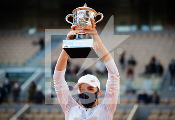 2020-10-10 - Iga Swiatek of Poland with the champions trophy after winning against Sofia Kenin of the United States the final of the Roland Garros 2020, Grand Slam tennis tournament, on October 10, 2020 at Roland Garros stadium in Paris, France - Photo Rob Prange / Spain DPPI / DPPI - ROLAND GARROS 2020 - GRAND SLAM TOURNAMENT - WOMEN SINGLE FINAL - INTERNATIONALS - TENNIS