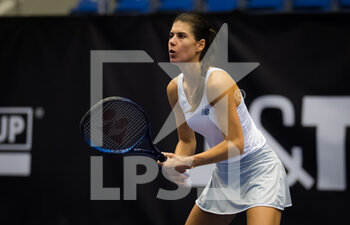 2020-10-17 - Sorana Cirstea of Romania in action against Paula Badosa of Spain during the first qualifications round at the 2020 J&T Banka Ostrava Open WTA Premier tennis tournament on October 17, 2020 in Ostrava, Czech Republic - Photo Rob Prange / Spain DPPI / DPPI - 2020 J&T BANKA OSTRAVA OPEN WTA PREMIER - SATURDAY - INTERNATIONALS - TENNIS