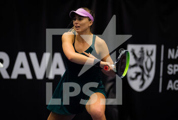 2020-10-17 - Paula Badosa of Spain in action against Sorana Cirstea of Romania during the first qualifications round at the 2020 J&T Banka Ostrava Open WTA Premier tennis tournament on October 17, 2020 in Ostrava, Czech Republic - Photo Rob Prange / Spain DPPI / DPPI - 2020 J&T BANKA OSTRAVA OPEN WTA PREMIER - SATURDAY - INTERNATIONALS - TENNIS