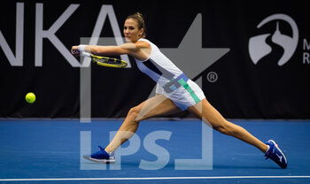 2020-10-17 - Bernarda Pera of the United States in action against Tereza Martincova of the Czech Republic during the first qualifications round at the 2020 J&T Banka Ostrava Open WTA Premier tennis tournament on October 17, 2020 in Ostrava, Czech Republic - Photo Rob Prange / Spain DPPI / DPPI - 2020 J&T BANKA OSTRAVA OPEN WTA PREMIER - SATURDAY - INTERNATIONALS - TENNIS