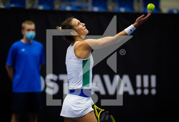 2020-10-17 - Bernarda Pera of the United States in action against Tereza Martincova of the Czech Republic during the first qualifications round at the 2020 J&T Banka Ostrava Open WTA Premier tennis tournament on October 17, 2020 in Ostrava, Czech Republic - Photo Rob Prange / Spain DPPI / DPPI - 2020 J&T BANKA OSTRAVA OPEN WTA PREMIER - SATURDAY - INTERNATIONALS - TENNIS