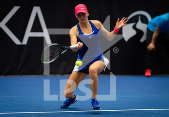 2020-10-17 - Tereza Martincova of the Czech Republic in action against Bernarda Pera of the United States during the first qualifications round at the 2020 J&T Banka Ostrava Open WTA Premier tennis tournament on October 17, 2020 in Ostrava, Czech Republic - Photo Rob Prange / Spain DPPI / DPPI - 2020 J&T BANKA OSTRAVA OPEN WTA PREMIER - SATURDAY - INTERNATIONALS - TENNIS