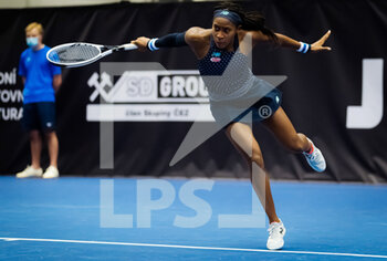 2020-10-18 - Cori Gauff of the United States in action against Irina-Camelia Begu of Romania during the second qualifications round at the 2020 J&T Banka Ostrava Open WTA Premier tennis tournament on October 18, 2020 in Ostrava, Czech Republic - Photo Rob Prange / Spain DPPI / DPPI - 2020 J&T BANKA OSTRAVA OPEN WTA PREMIER - SUNDAY - INTERNATIONALS - TENNIS