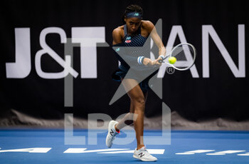 2020-10-20 - Cori Gauff of the United States in action against Katerina Siniakova of the Czech Republic during the first round at the 2020 J&T Banka Ostrava Open WTA Premier tennis tournament on October 20, 2020 in Ostrava, Czech Republic - Photo Rob Prange / Spain DPPI / DPPI - 2020 J&T BANKA OSTRAVA OPEN WTA PREMIER - INTERNATIONALS - TENNIS